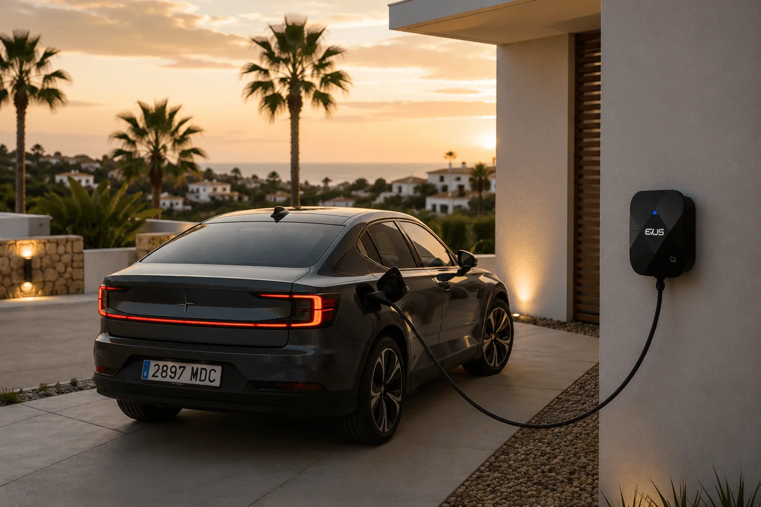 Coche eléctrico cargando al atardecer desde un wallbox instalado en un chalet de Torrevieja