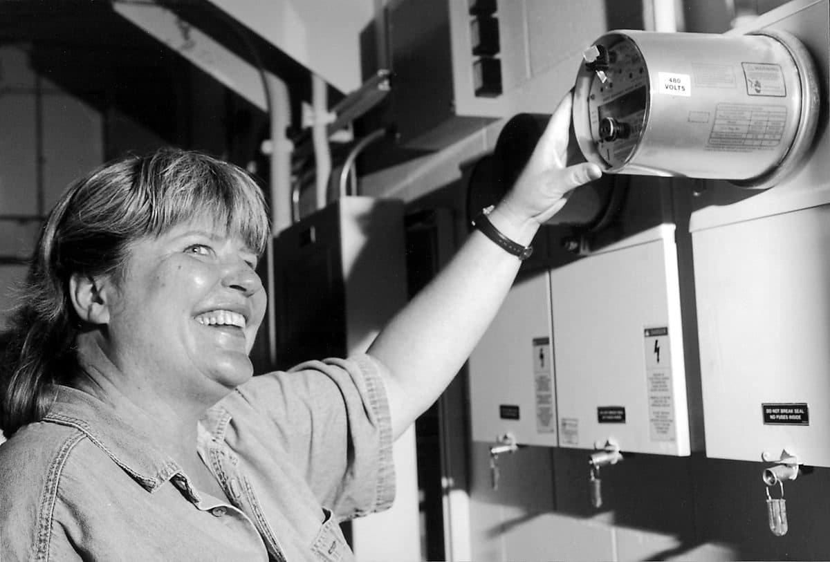 Electricista urgente reparando un cuadro eléctrico en Torrevieja