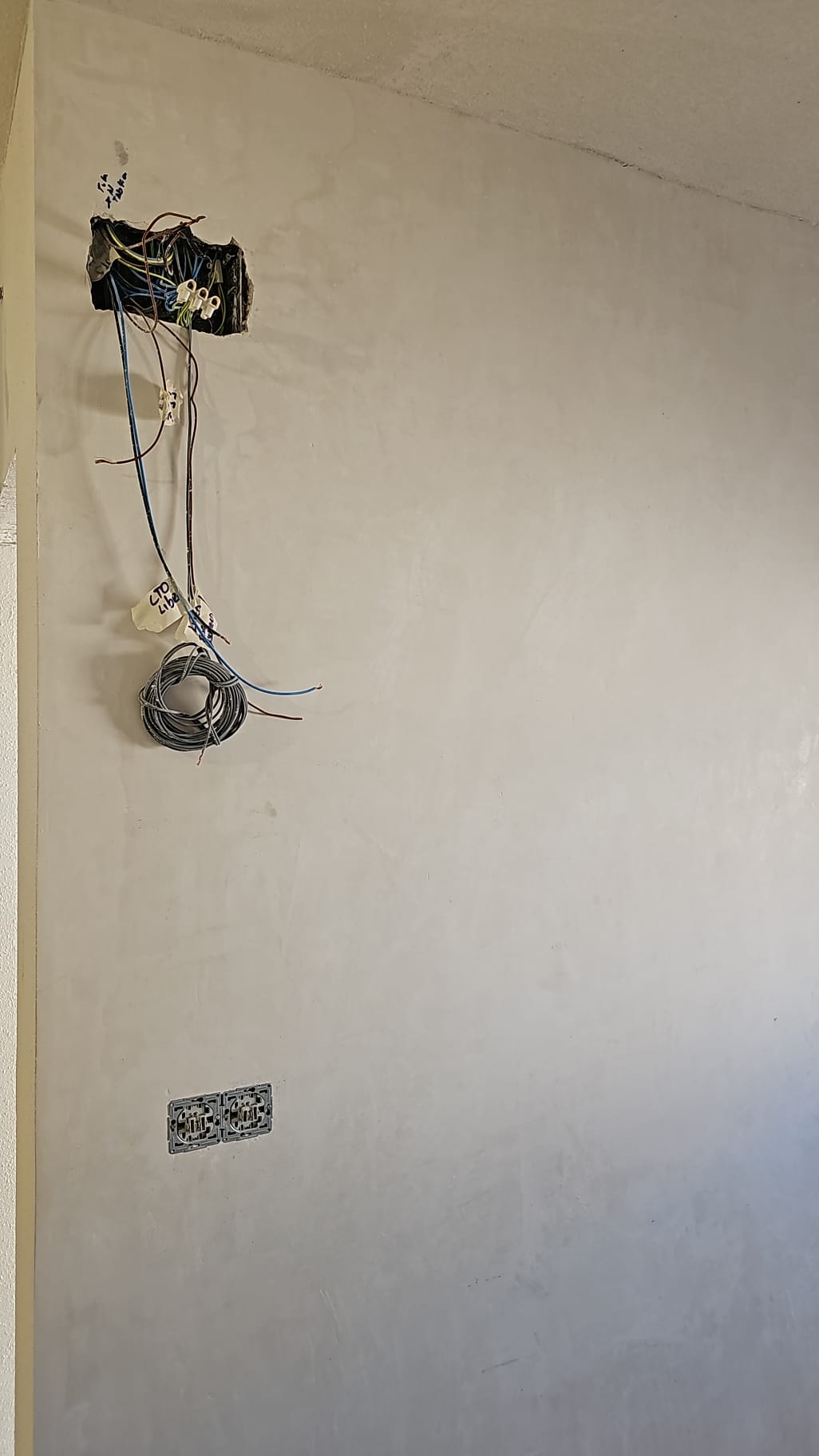 Mecanismos colocados con la pared ya acabada