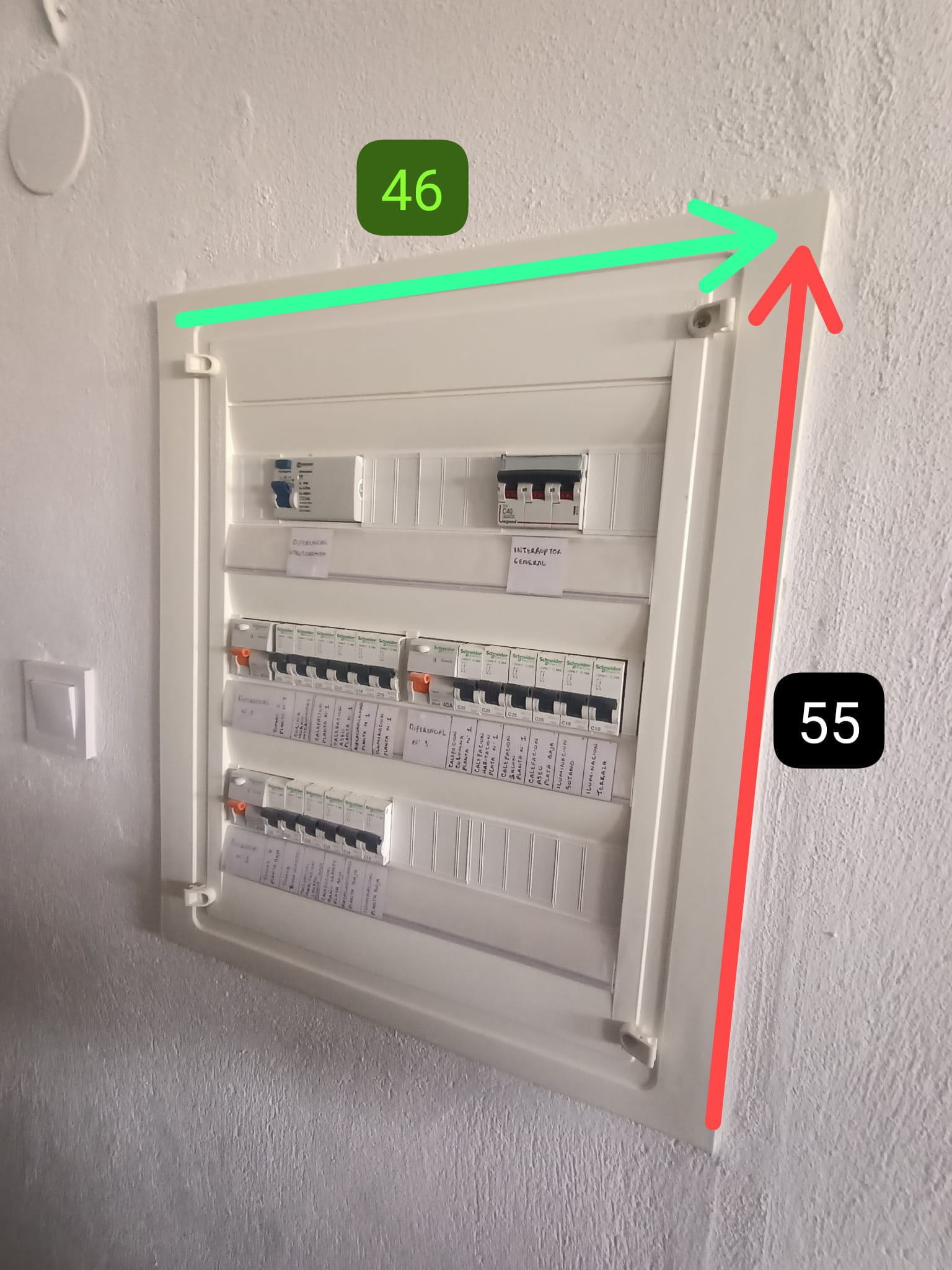 Foto real de un aviso: cuadro eléctrico con las medidas del hueco anotadas para presupuestar